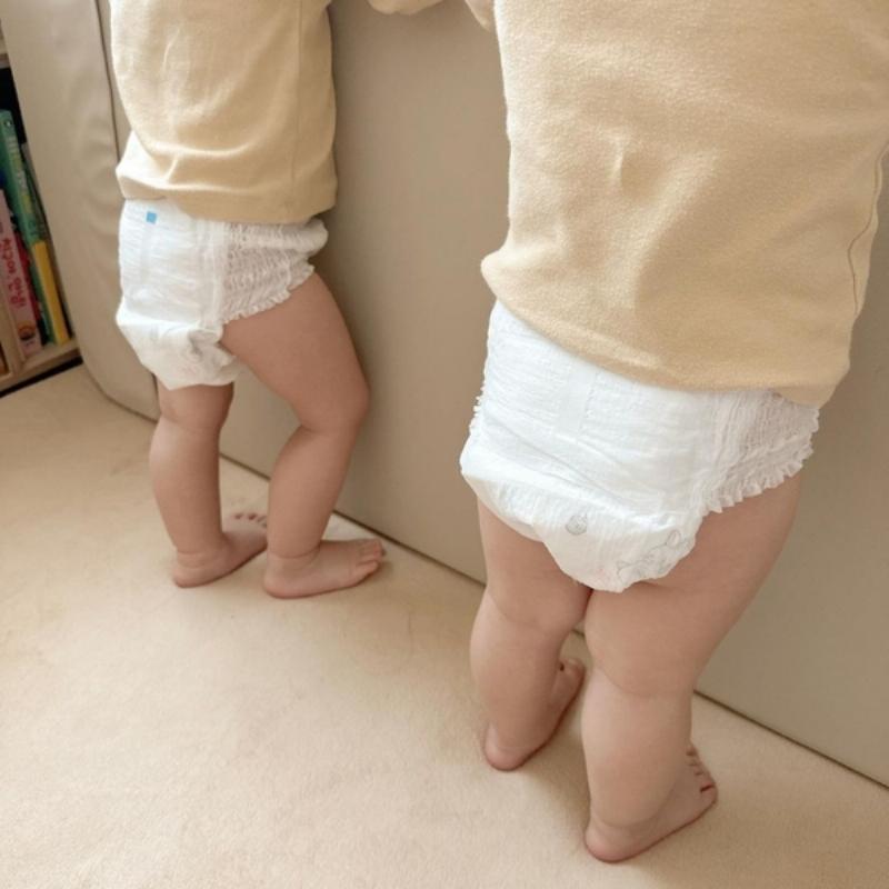 Hình ảnh so sánh phom dáng quần size 28 cho nam và size 28 cho nữ, làm nổi bật sự khác biệt ở phần hông, mông và đùi